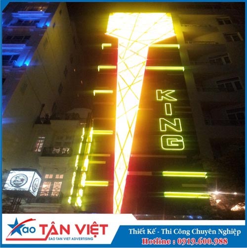 mặt dựng alu karaoke king đèn neonsign và led phát sáng