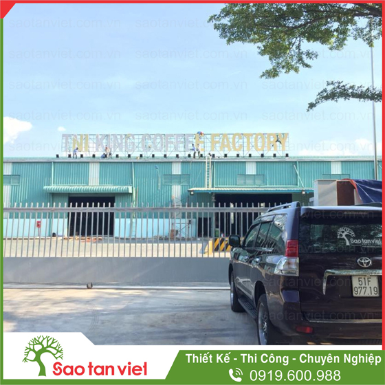 chữ inox vàng rooftop sign TNI king coffee 3
