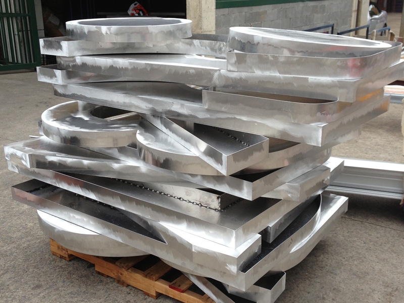 Gia công cắt chữ Inox